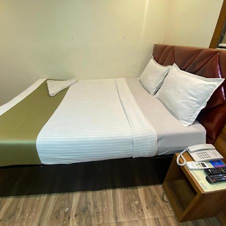Deluxe Inn - Near Kokilaben Dhirubhai Ambani Hospital Mumbai Exterior photo