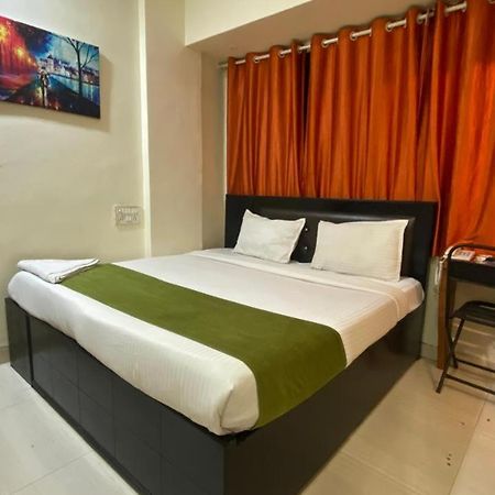Deluxe Inn - Near Kokilaben Dhirubhai Ambani Hospital Mumbai Exterior photo