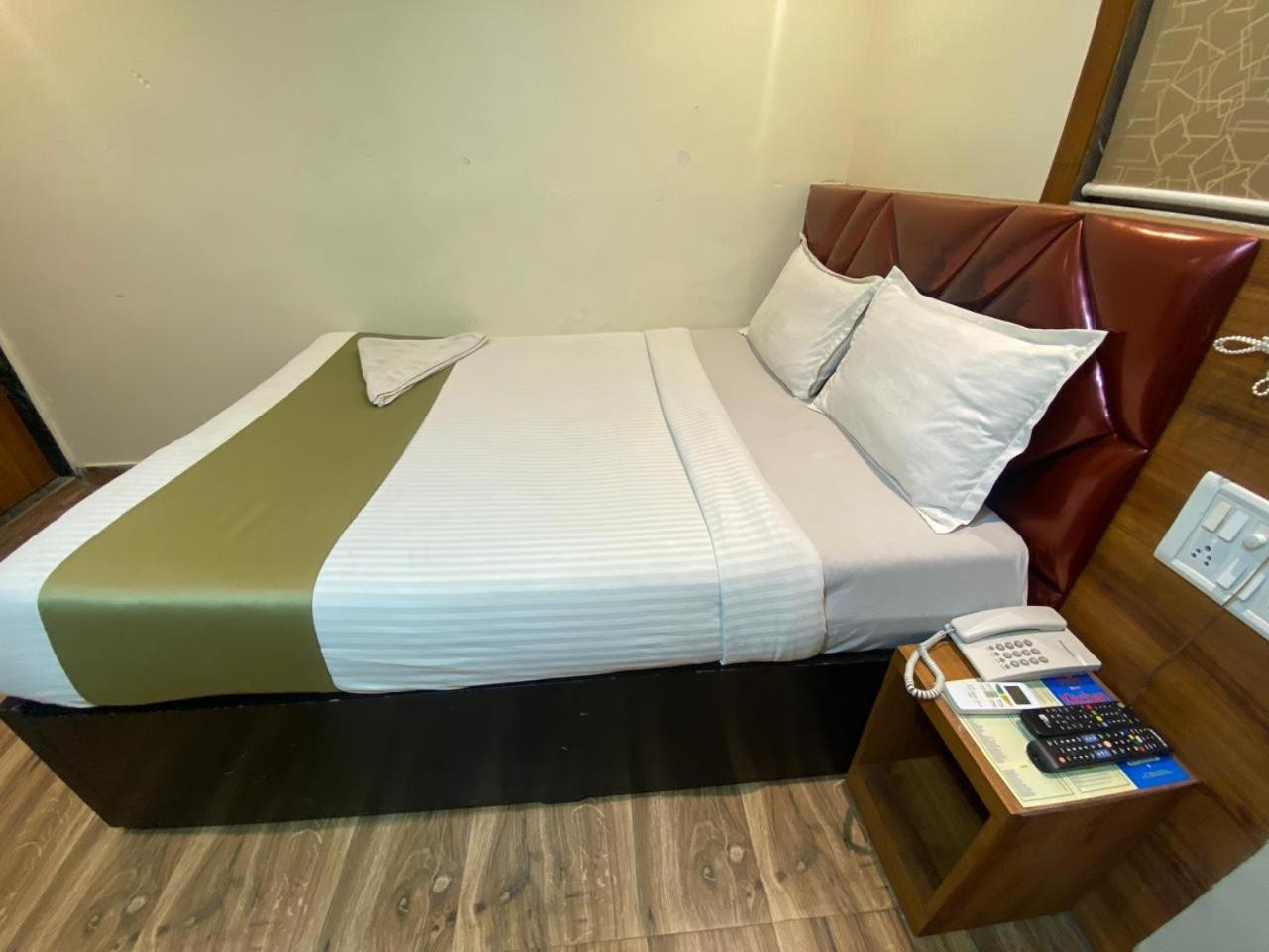 Deluxe Inn - Near Kokilaben Dhirubhai Ambani Hospital Mumbai Exterior photo