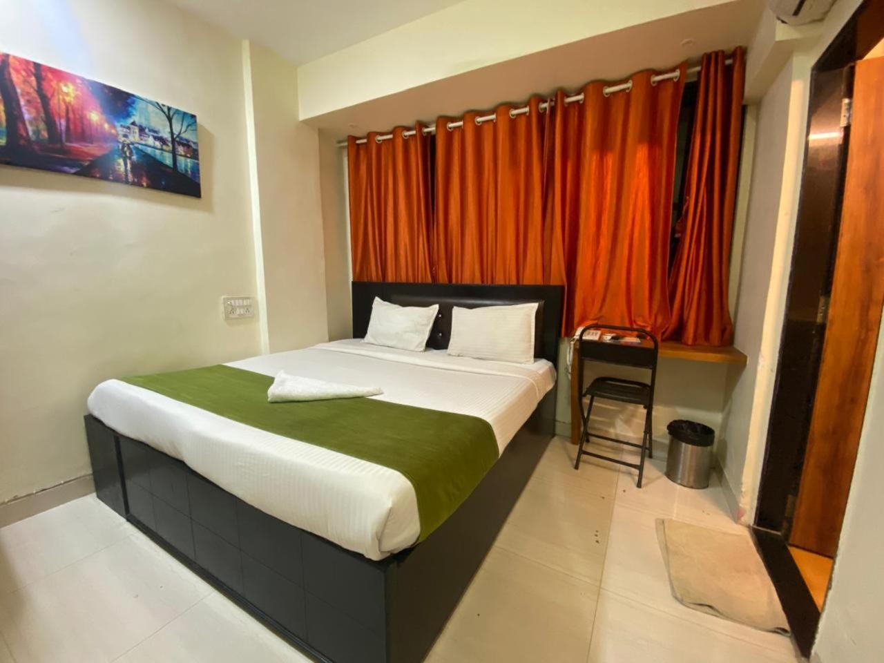 Deluxe Inn - Near Kokilaben Dhirubhai Ambani Hospital Mumbai Exterior photo